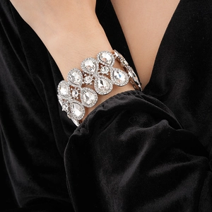 Gros plan d'un bracelet en strass en forme de goutte d'eau sur le poignet d'un mannequin