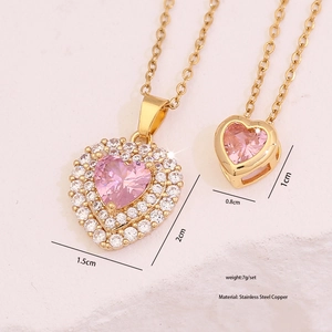 Vue détaillée de pendentifs cœur rose en acier inoxydable et cuivre avec dimensions