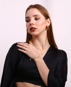 Détail de l'ensemble collier et bracelet plaqué or 18 carats avec pendentif cœur nacré