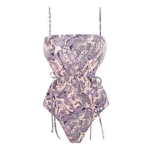 Détail de l'imprimé fleurs et papillons sur maillot de bain crème avec cordons ajustables