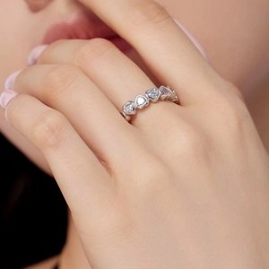 Close-up of S925 silver ring featuring five heart-shaped cubic zirconia on model finger