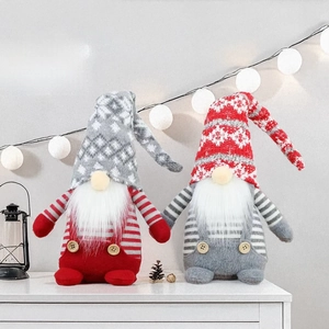 Lot de nains de Noël rouge et gris avec chapeaux tricotés et détails en bois festifs