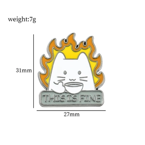 Vue détaillée du pin's chat en émail avec dimensions 31mm par 27mm et poids de 7g