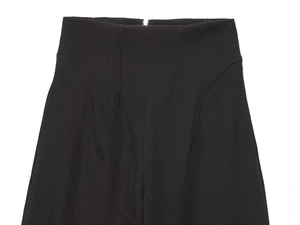 Gros plan d'un pantalon noir taille haute avec fermeture éclair et coutures incurvées