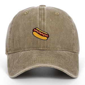 Vue frontale d'une casquette en coton délavé avec motif brodé de hot-dog détaillé