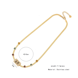 Détail du collier chaîne serpent dorée avec pierres précieuses et pendentif rectangle