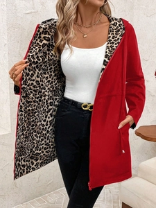Detail der roten Kapuzenjacke mit Leopardenmuster-Futter und Kordelzug für Damen
