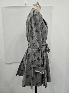 Détail de la robe à fleurs avec ceinture à nouer et dentelle blanche aux poignets