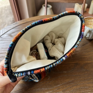 Böhmische gewebte Kosmetiktasche mit bunten Streifen und geräumigem Canvas-Innenfutter