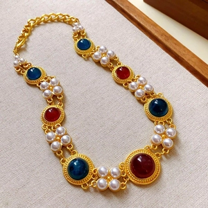 Collar dorado vintage con cristales rojos y azules y perlas de estilo palacio