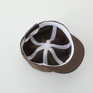 Vue intérieure de la casquette en coton marron avec bandes de renfort et bandeau blanc