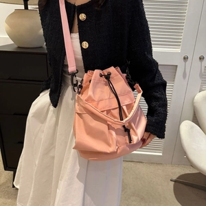 Sac seau rose en tissu Oxford avec cordon de serrage et bandoulière réglable