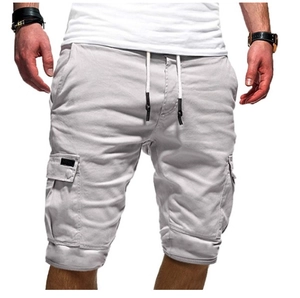Detailweergave van de lichtgrijze cargoshort met elastisch trekkoord en zijzakken met flap
