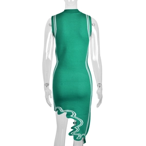 Detalle de la espalda del vestido de punto verde sin mangas con ribete a rayas