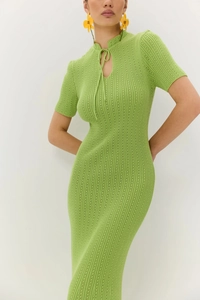 Dettaglio dell'abito in maglia verde erba slim fit con strisce traforate e collo con lacci