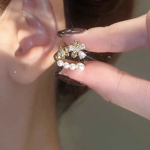 Elegant gold-plated double-layer flower ear cuff with white pearls and sparkling zircons