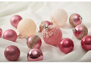 Nahaufnahme von 8 cm Weihnachtskugeln mit Netz, Perlen und Spitze auf weichem weißem Stoff