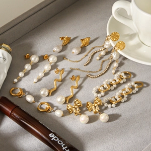 Boucles d'oreilles vintage françaises en acier doré 18k avec perles sur feutre gris
