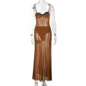 Vue arrière d'une robe longue en maille marron transparente avec détails de la texture
