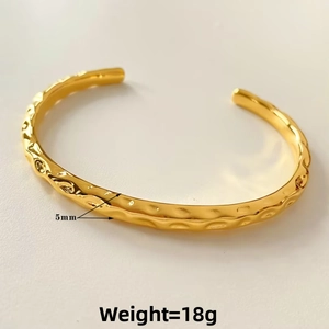 Detailansicht eines 5mm breiten, gehämmerten Gold-Edelstahlarmreifens mit Textur