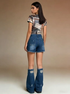 Vue arrière du short en jean taille haute délavé avec t-shirt imprimé totem vintage
