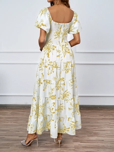 Vista posteriore vestito lungo floreale con design elastico schiena scoperta e fiori