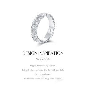 Gros plan d'une bague en argent 925 montrant le poinçon intérieur et l'anneau texturé