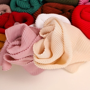 Foulard quadrati plissettati in beige e rosa con morbida trama a coste e tinte unite