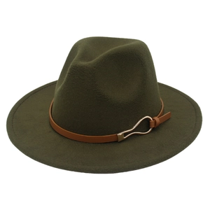 Détail du chapeau fedora en laine vert foncé avec ceinture en cuir brun et boucle dorée