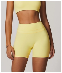 Gros plan de la large ceinture du short de yoga jaune taille haute aux coutures invisibles