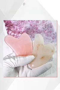 Detailansicht herzförmiger Gua Sha Schaber aus Harz in Rosa und Creme-Marmoroptik