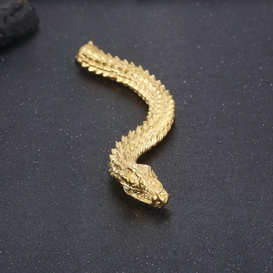 Vista dettagliata del bracciale a testa di drago 3D con intricate trame a scaglie d'oro