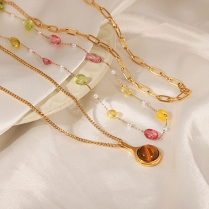 Collier multicouche en titane doré avec perles colorées et pendentif oeil de tigre