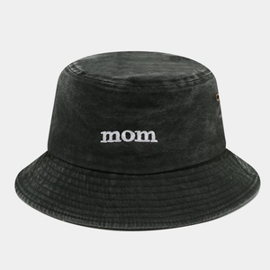 Dettaglio del ricamo Mom e dell'occhiello sul cappello a secchiello nero lavato
