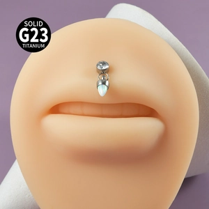Piercing labret en titane G23 avec pendentif opale blanche sur modèle de lèvre