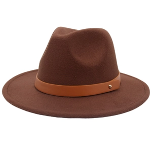 Détail du chapeau fedora en laine marron foncé avec bande en cuir et rivet doré chic