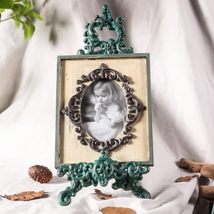 Marco de fotos vintage de resina con patrones de relieve verdes y bordes dorados retro