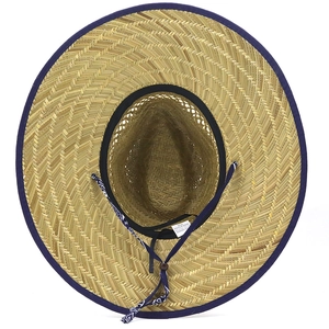 Dettaglio cappello in paglia naturale al 100% con bordo blu e cinturino sottogola regolabile