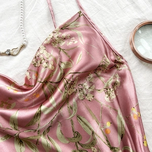 Robe caraco en satin rose avec imprimé floral vintage et col bénitier élégant