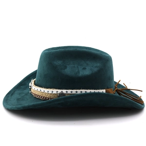 Détail d'un chapeau de cowboy vert foncé en daim avec ruban étoile et pompon métallique
