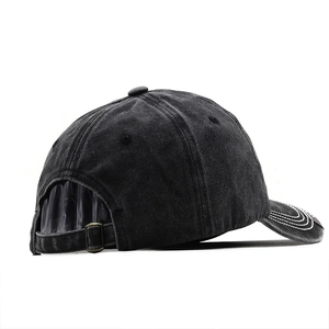Detail der verstellbaren Metallschnalle und verwaschenen Denim-Textur der Baseballkappe