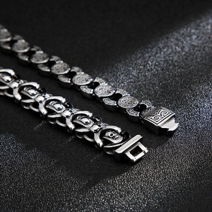 Macro di bracciali in acciaio retrò con teschi e dettagli di incisioni floreali barocche