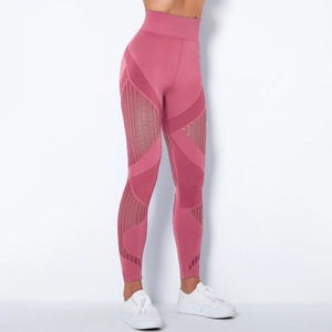 Detail der nahtlosen High-Waist-Yogahose mit geometrischen Netzausschnitten in Altrosa