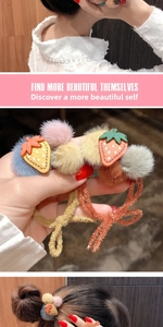 Dettaglio di elastici per capelli in peluche fragola con pompon in vari colori moda