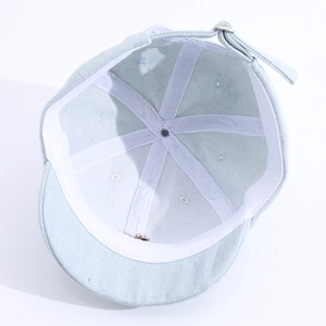 Détail des coutures intérieures renforcées et de la sangle réglable de la casquette bébé