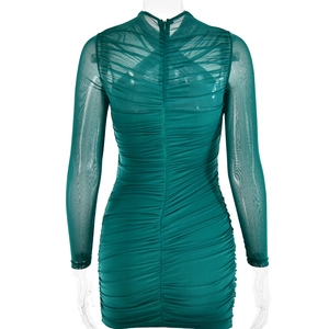Détail de la résille froncée et zip invisible au dos de cette robe moulante verte