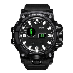 Vue détaillée d'une montre de sport numérique avec affichage rétroéclairé et heure mondiale