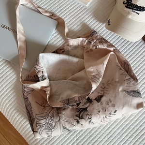 Detailed view of pink floral linen shoulder bag with large capacity for daily use