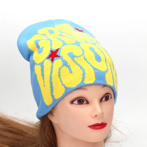 Bonnet bleu en maille avec lettrage jaune et étoile rouge brodée sur tête de mannequin