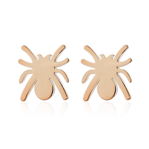 Makro-Detail von Spinnen-Ohrsteckern in Roségold-Finish mit polierter Metalloberfläche